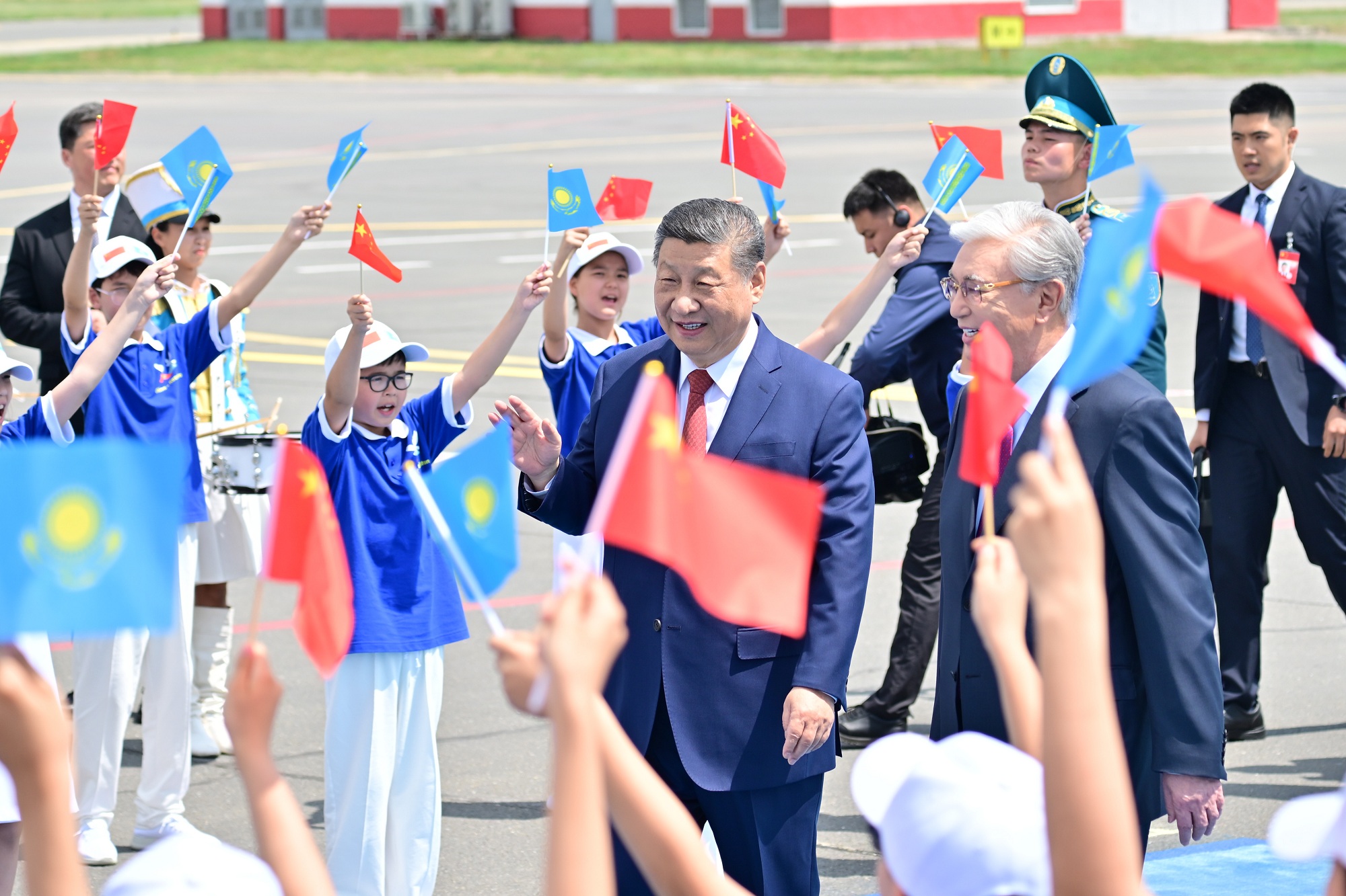 习近平抵达阿斯塔纳出席第二届中国－中亚峰会